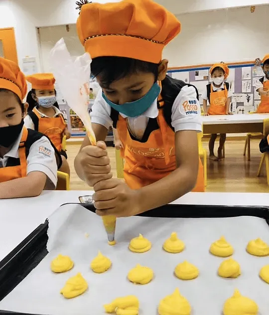 Children baking in a cooking lesson