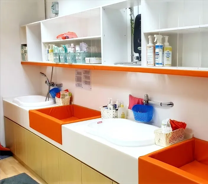 Infant bathing and changing station