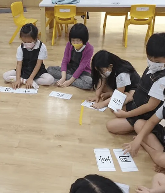 Children playing a Chinese language card game